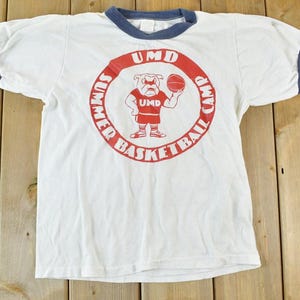 Vintage 1980s UMD Bulldogs Basketball University Collegiate T-Shirt / NCAA Basketball KampTee / Americana / Sportswear