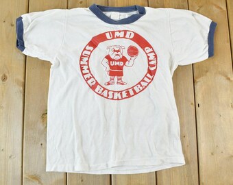 Vintage 1980s UMD Bulldogs Basketball University Collegiate T-Shirt / NCAA Basketball KampTee / Americana / Sportswear