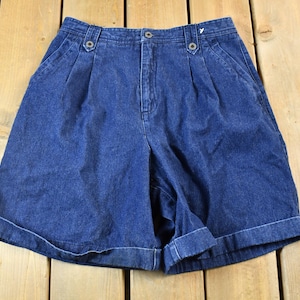 Vintage 1990s Dark Wash Pleated Women&#39;s Jean Shorts Size 30 x 7 / 90s Shorts / Streetwear Fashion / Bottoms / Vintage Jeans / Levis Shorts