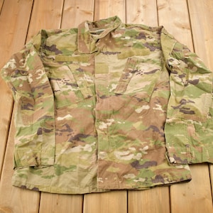 Vintage US Military Camouflaged Button Up Shirt / USMC / US Army Green / Militaria / Size Medium / Authentic Military Gear