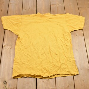 T-shirt grafica vintage anni &#39;90 Jockey Mock Neck / Streetwear / Stile retrò / Punto singolo / Prodotto negli Stati Uniti / Maglietta grafica anni &#39;90