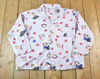 Vintage jaren 1990 Sneeuwwitje Disney AOP nachtkleding button-up shirt maat heren L / vintage sweater / vintage Disney / Mickey / Disney trui