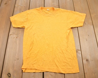 Camiseta amarilla lisa estilo años 80 con estampado de estrellas de cine / Ropa urbana / Estilo retro / Costura simple / Hecha en EE. UU. / Prendas básicas vintage / Camiseta con estampado de los 80