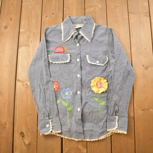 Camisa con botones y bordado floral de BouTique International, años 70 / Camisa con botones de los años 70 / Franela vintage / Camisa básica con botones