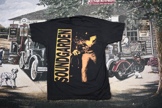Vintage T-Shirt / Band Tee Graphic / Soundgarden /
