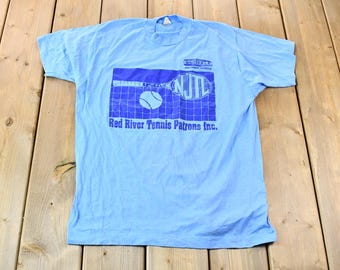 Camiseta gráfica vintage de aprendizaje de tenis juvenil de la UTSA, década de 1980, con puntada única, fabricada en EE. UU. / Scheels Sport Shops / Camiseta de tenis vintage