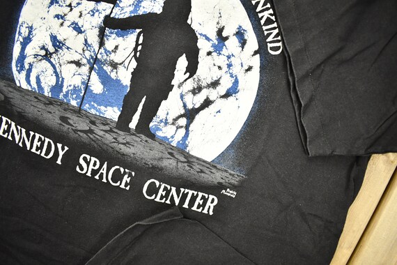Vintage 1990s Kennedy Space Center Graphic T-Shir… - image 4