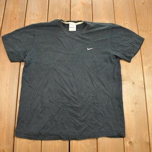 Vintage Y2K Nike Mini Swoosh Embroidered Graphic T-Shirt / Nike t Shirt / Vintage Streetwear / Graphic T Shirt / Size L