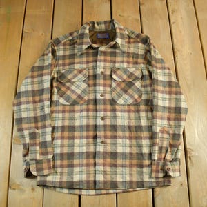 Camisa de flanela de lã Pendleton vintage dos anos 80, tamanho médio masculino / Camisa de botão para atividades ao ar livre / Estampa xadrez / Autêntica peça vintage dos anos 80 / Fabricada nos EUA