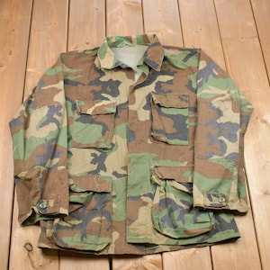 Vintage 1990s USA Army Camo Button Up Jacket  / 1990s Button Up / Vintage Flannel / Army Camo / Casual Wear / Workwear / Pattern Button Up