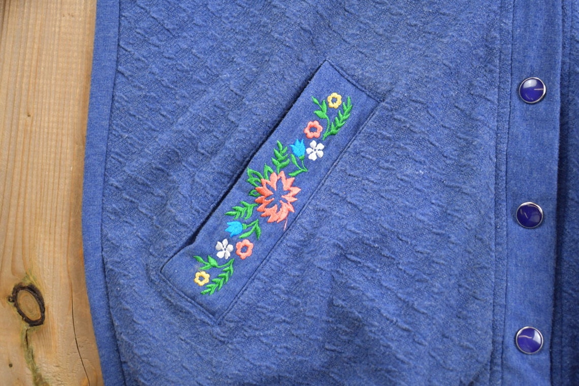 Vintage 1980s Blast Blues Flower Embroidered Cardigan Sweater / Vintage Cardigan / Button Up  / Embroidery, foto 2 di 5