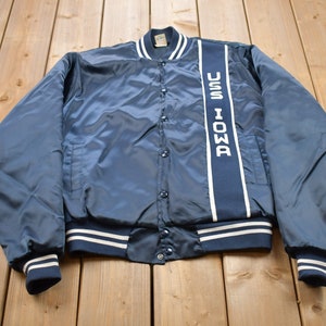 Vintage 90er Jahre USS Iowa Satin Bomber Jacke / Athleisure / Streetwear / Athletik Sportbekleidung / Streetwear / Made In USA / Soffe Sweats
