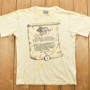 Camiseta gráfica vintage Northern Elements Wild Adventures de los años 90, estilo retro, costura simple, estampado integral, camiseta gráfica de los años 90