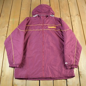 Könnte beinhalten: Burgunderfarbene Kapuzenjacke mit goldenen Streifen und dem Wort "MINNESOTA" auf der Brust. Die Jacke hat einen durchgehenden Reißverschluss und ein Starter-Logo auf dem Ärmel. Die Jacke ist aus strapazierfähigem Material.