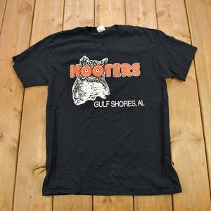 T-shirt souvenir Hooters Gulf Shores Alabama vintage des années 1990 / Streetwear / T-shirt de vacances / T-shirt de voyage / T-shirt vintage Hooters