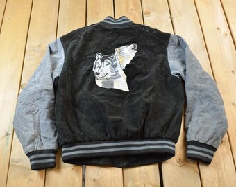 Chaqueta universitaria vintage de ante con bordado de lobo de los años 90 / Ropa de otoño / Ropa urbana / Chaqueta bordada / Chaqueta para actividades al aire libre / Chaqueta de ante