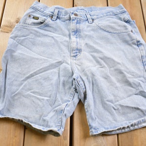 Vintage 1990s Lee Light Wash Jean Shorts 30 x 9 / 1990s Shorts / Streetwear Fashion / Light Wash / Vintage Jeans/ Jorts