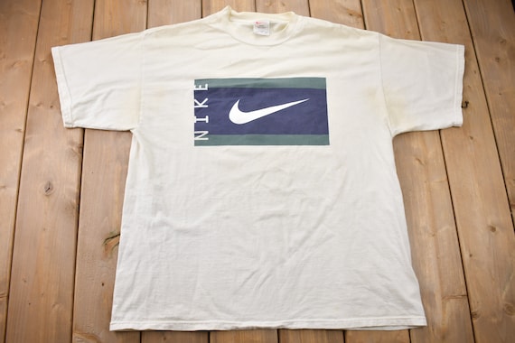 nike middle logo t shirt
