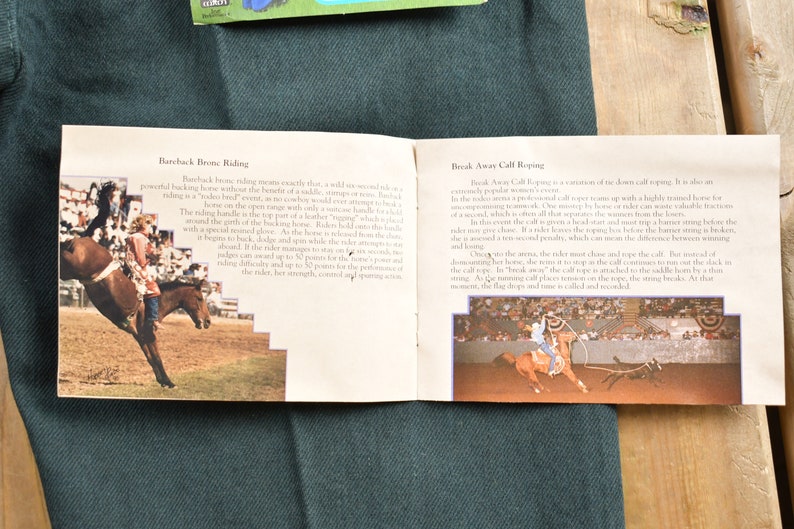 Op de afbeelding: Twee pagina's uit een boek over rodeo-evenementen. De linkerpagina toont een vrouw die op een bokkend paard rijdt in een rodeo-arena. De rechterpagina toont een man die een kalf lassoeert in een rodeo-arena. De tekst op de pagina's beschrijft de evenementen.