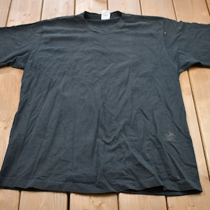 Vintage 1990s Fruit Of The Loom Basic T-Shirt / Graphic / 80s / 90s / Streetwear / Retro Style / Single Stitch / Made In USA