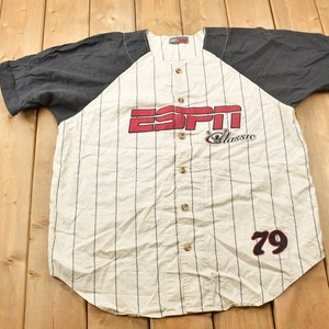 Puede incluir: Una camiseta de béisbol a rayas blancas y negras con un logotipo rojo "ESPN Classic" y el número "79" en la parte delantera.