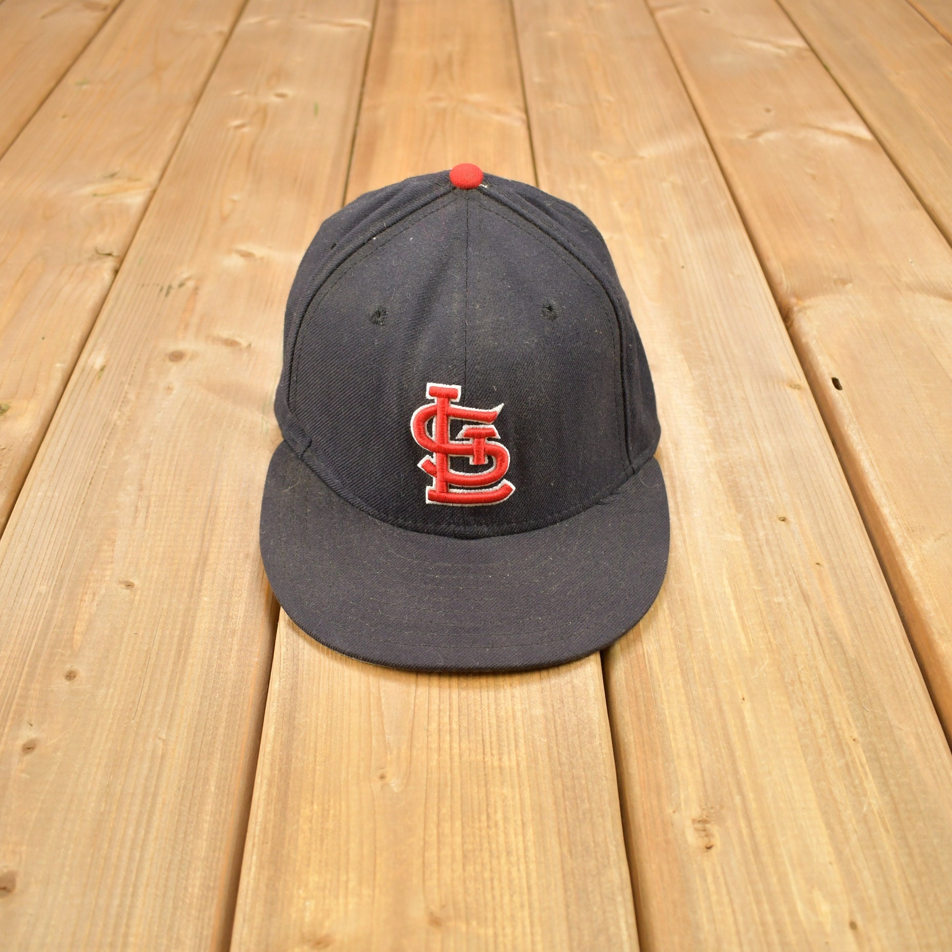 Saint Louis Cardinals Lofted Logo With Distressed Screen-print Visor Logo  Washed Twill Baseball Cap by American Needle : : Clothing &  Accessories