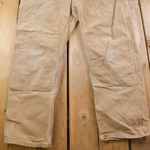 Puede incluir: Un par de pantalones de trabajo de color marr&oacute;n claro con parches reforzados en las rodillas. Los pantalones est&aacute;n hechos de una tela resistente y duradera y tienen un corte holgado.