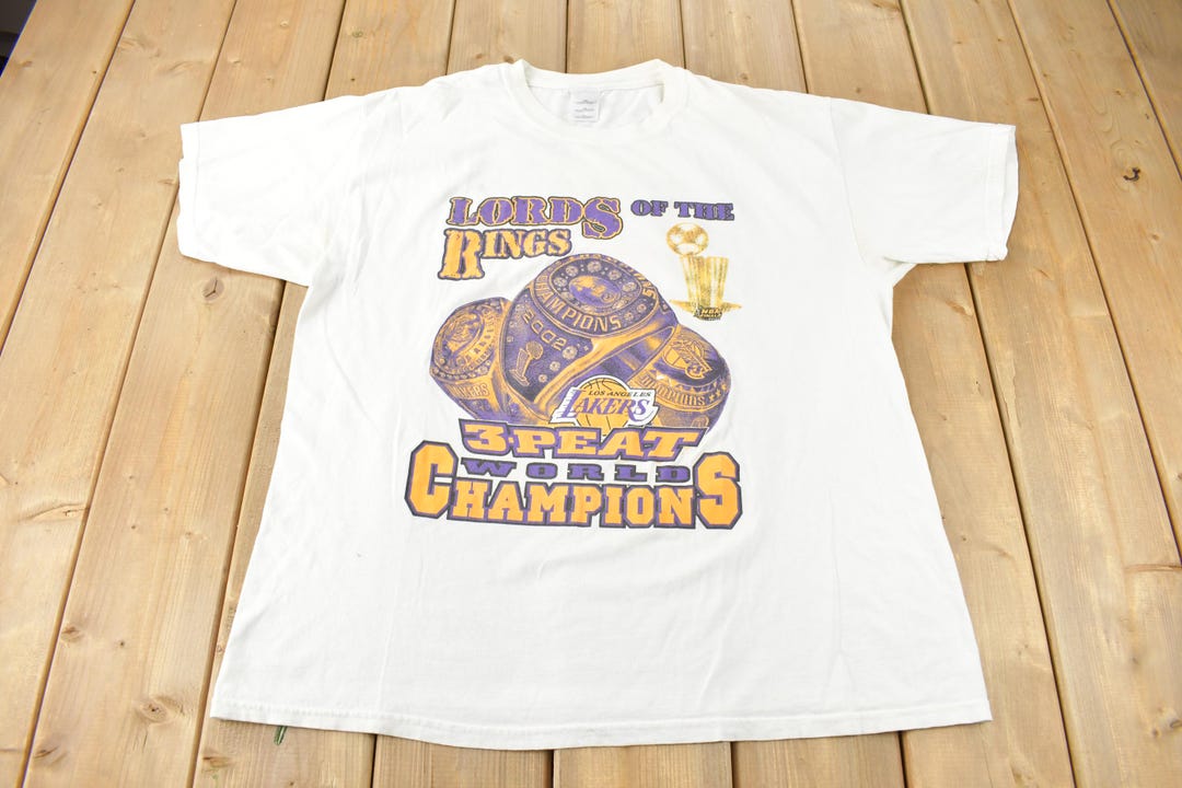 LAKERS 3PEAT NBA CHAMPIONS Tシャツ Vintage Los Angeles Lakers NBA Champions 3-peat T-Shirt Lee