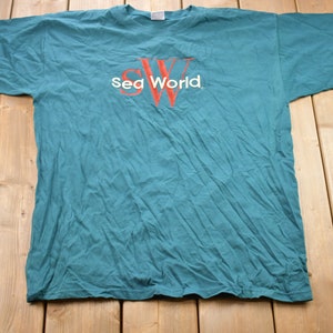 Vintage 1990s Sea World Embroidered Graphic T-Shirt / Graphic / 80s / 90s / Streetwear / Retro Style / Sea World / Made In USA