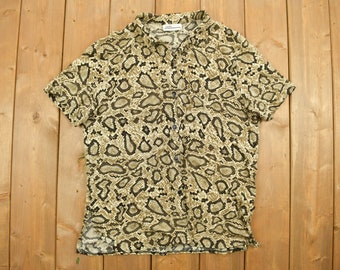 Camicia vintage anni '90 con stampa integrale stile serpente e bottoni / Stampa astratta / Abbigliamento da spiaggia / Abbigliamento da resort / Abbigliamento casual / Camicia con colletto