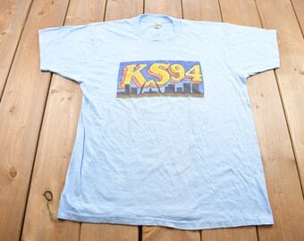Camiseta vintage de 1984 de la emisora de radio KS94 FM con estampado de estrellas / Pequeña mancha / Estilo urbano / Vintage raro / Costura simple / Hecho en EE. UU.