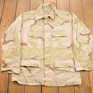 Abrigo militar vintage de camuflaje del desierto, con botones, de 1990, talla mediana regular / Equipamiento militar de EE. UU. / Chaqueta de camuflaje del desierto / Stock remanente / Camisa del ejército de los años 90