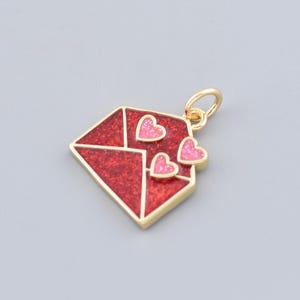 Colgante de sobre dorado con esmalte rojo y corazones para collares elegantes y regalos sentimentales con una belleza enamorada, 14 x 14,8 mm