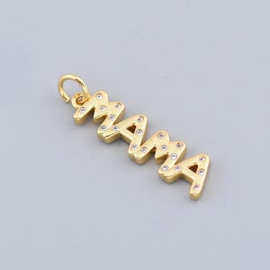 Charm MAMA de oro con detalles de cristal para joyería minimalista y piezas especiales con un brillo atemporal, 6,5 x 24,7 mm