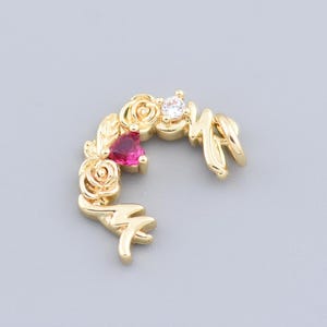 Romantiskt halvmånehänge i guld med rubin och kristaller - himmelsk symbol för drömmande halsband, 11,4x15,9 mm