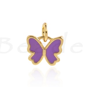 Puede incluir: Un charm de mariposa de oro con esmalte morado. El charm tiene un bucle en la parte superior para sujetarlo a un collar o pulsera.