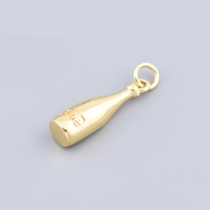Polished Gold Vino Charm with Detailed Inscription - Playful Ornament for Wine Connoisseurs,5.9x20.4mm