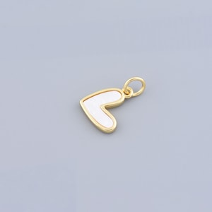 Op de afbeelding: Een gouden bedel in de vorm van een hart met een wit geëmailleerd midden.