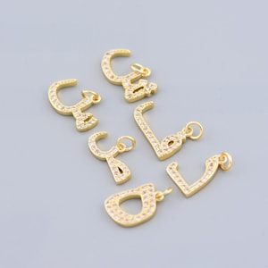 Colgante de letra árabe atemporal en oro con cristales: símbolo cultural para collares con significado, 11,4 x 17,5 mm
