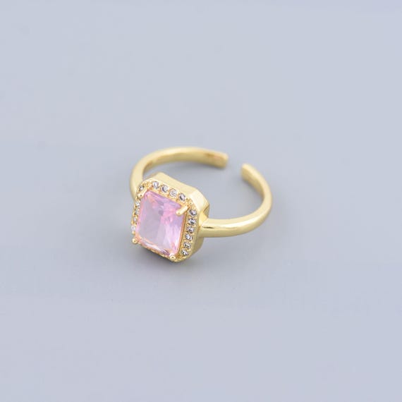 ピンク宝石の金のリング 絶妙なピンクの宝石の指輪、輝く金色の豪華な小物 - 光沢のある