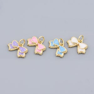 Pingente delicado de laço esmaltado com moldura de contas douradas para uma declaração romântica e elegante, 14,5 x 8 mm