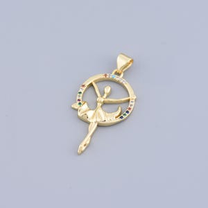 Tanzende Mädchen Anhänger, Ballett Mädchen Charme, Micro Pave CZ Mädchen Anhänger, 18K Gold überzogene Tanz Mädchen Charme, Halskettenherstellungs Charme, 31 x 17 mm