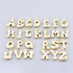 Elegantes colgantes con letras de la A a la Z en oro para diseños personalizados: pieza especial para un estilo único, 12,1 x 15,6 mm