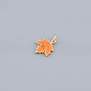 Lebendige Ahornblatt Anhänger in Gold und Orange, Herbst-inspirierter Schmuck für Naturliebhaber, 15x12.5 mm