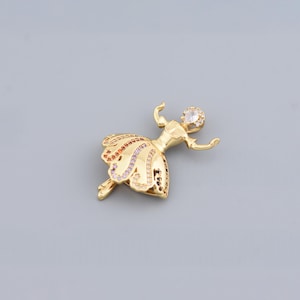Bunter Tanz-Charm – goldener Ballett-Anhänger mit funkelndem mehrfarbigem Strassrock, 31 x 21 mm