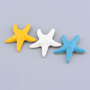 Dazzling Gold-Plated Star Pendant - Shiny Design, Fashionable Necklace Adornment, Memorable Gift Choice,35.5x34mm