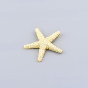 Detailed Gold Starfish Pendant for Oceanic Necklaces and Memorable Presents with Marine Elegance and Natural Design,40.9x38.4mm