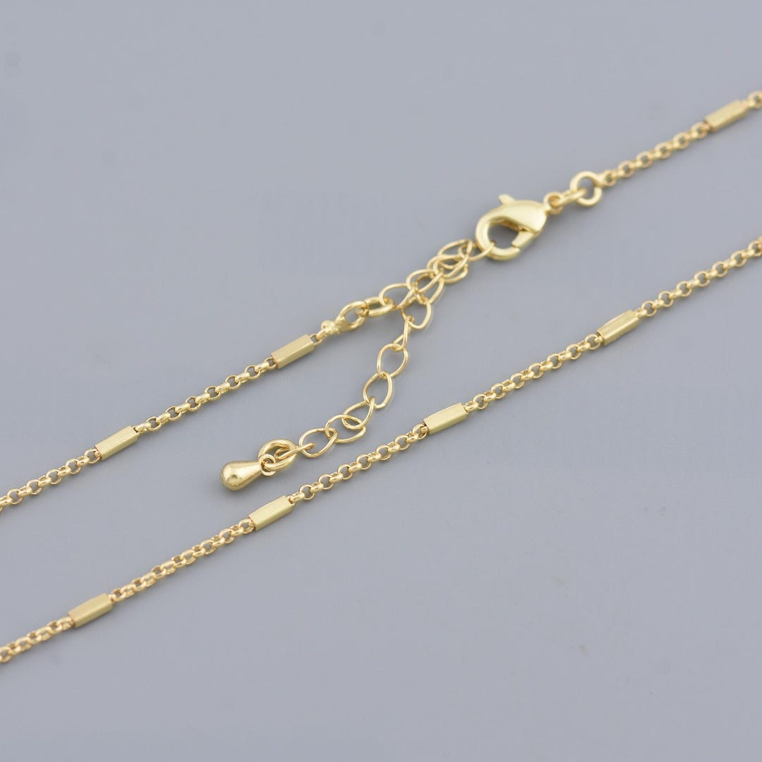 繊細なゴールドネックレス。上品なリンクチェーンと安全なロブスター