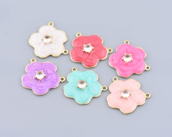 Schicke goldene Blumen-Anhänger, hübsche Emaille mit schillernden Stein, ideal für kreative Schmuckträger, 22 x 20 mm