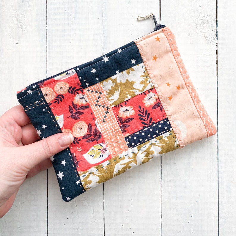 Handmade Peach and Navy Floral Patchwork Zip Pouch Makeup Bag Purse 18cm x 13cm Zip 100% Cotton Hand Quilted Embroidered Bild 1